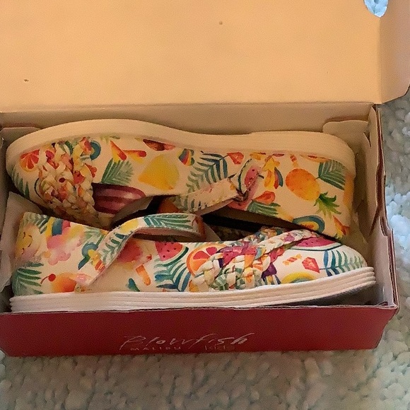 ✨Girl’s Shoes✨ - Picture 1 of 4